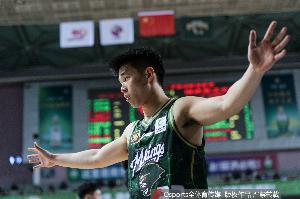 星空体育中国-还在爆！上场季后赛首秀37分11助 G2首节林葳单节11分7助！